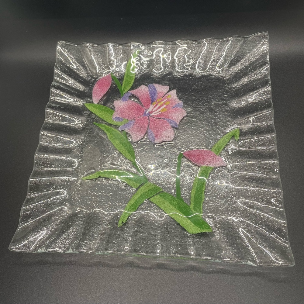 Fused Glass "Day Lily " Square Plate in excellent condition! No chips or cracks